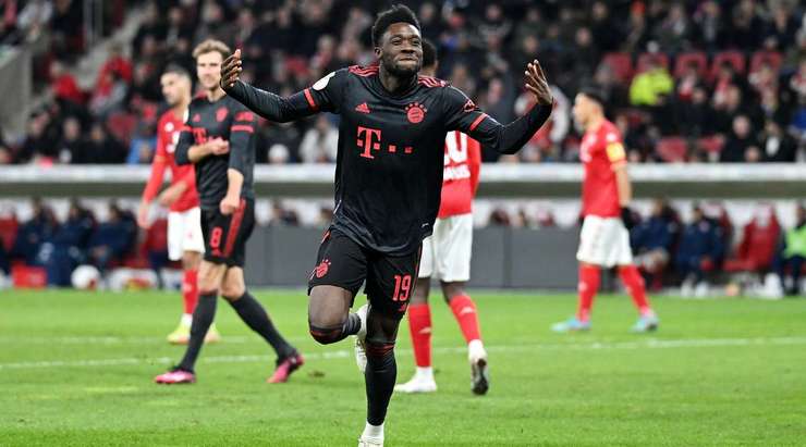 Đó là một bàn thắng! Tỉ số được nâng lên 0:4. Alphonso Davies (Bayern Munich) nhảy lên cao nhất để đón quả tạt hoàn hảo từ Joshua Kimmich và tung một cú đánh đầu từ cự li gần vào ngay giữa khung thành. Thủ môn Finn Dahmen đã hoàn toàn bó tay.