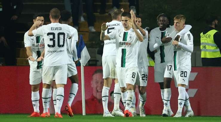 Vào! Luca Netz (B. Monchengladbach) với một pha dứt điểm tuyệt vời trong vòng cấm. Anh ấy tạo khoảng trống cho mình sau khi khống chế gọn gàng một đường chuyền từ đồng đội và sút bóng vào góc thấp bên phải khung thành.