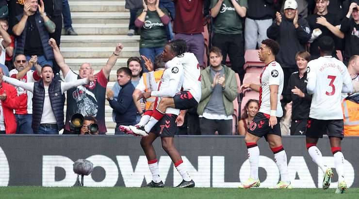 Vào! Che Adams kiến tạo cho Joe Aribo (Southampton) một đường chuyền tốt trong vòng cấm. Nó cho phép anh ấy dứt điểm với một cú sút hiểm hóc vào phía trong cột dọc bên phải. 1:0.
