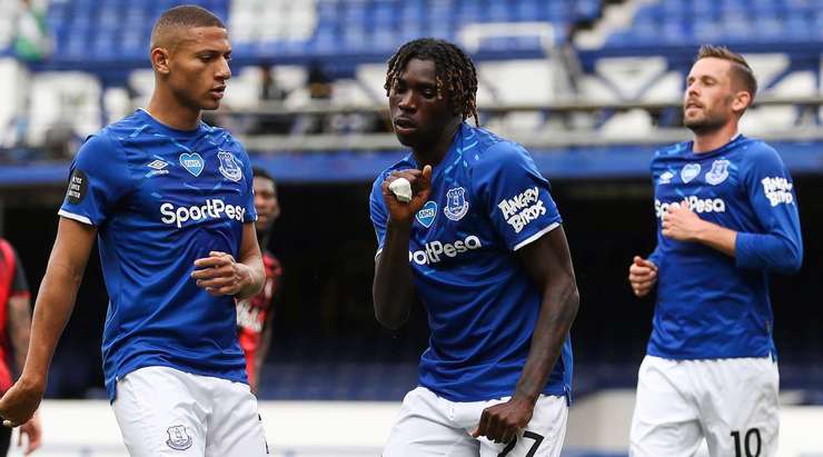 Vào! Theo Walcott đưa bóng qua vòng cấm và Moise Kean (Everton) đã có một nhiệm vụ dễ dàng nhất thế giới để đưa bóng vào lưới trống. 1:1.
