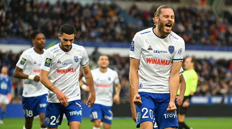 Vào! Renaud Ripart (Troyes) chớp cơ hội sau một tình huống bóng bật ra trong vòng cấm và đánh bại thủ môn với một cú sút vào góc thấp bên trái. Tỉ số đã được nâng lên: 0:1.