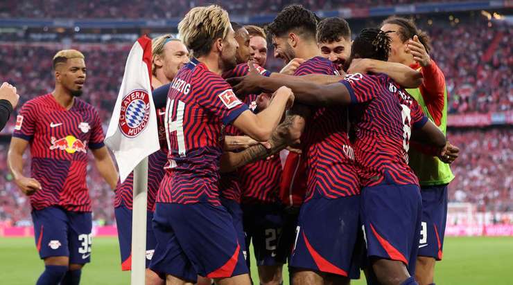 Dominik Szoboszlai (RB Leipzig) tiến lên và tự tin thực hiện quả phạt đền, đưa bóng vào góc trái phía dưới.