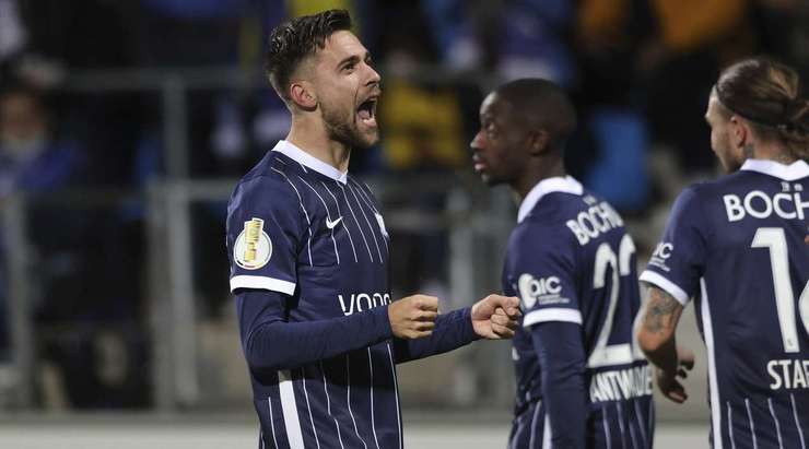 Vào! Từ ngoài vòng cấm địa, Milos Pantovic (Bochum) kiểm soát gọn gàng một đường chuyền chính xác từ Christopher Antwi-Adjei. Anh quan sát nhanh và tung một cú sút không thể cản phá đi thẳng vào góc phải khung thành. Tỉ số là 2:0.