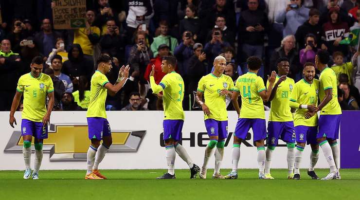 Vào! Từ ngoài vòng cấm địa, Richarlison (Brazil) kiểm soát gọn gàng một đường chuyền chính xác từ Neymar. Anh quan sát nhanh và tung một cú sút không thể cản phá đi thẳng vào góc thấp bên phải khung thành. Tỉ số là 2:0.