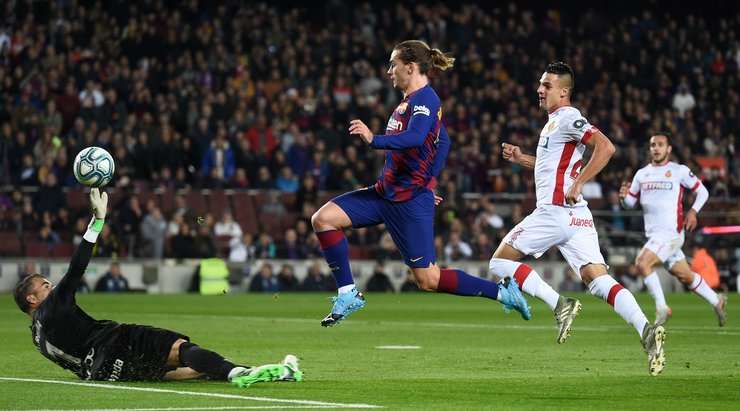 VÀO! 1:0! Marc-Andre ter Stegen chuyền bóng thành công cho Antoine Griezmann (Barcelona) ngay trong vòng cấm. Cầu thủ này nhận ra thủ môn Manolo Reina đang đứng ở khá xa khung thành và bấm bóng vào lưới. Một pha lốp bóng rất tinh quái.