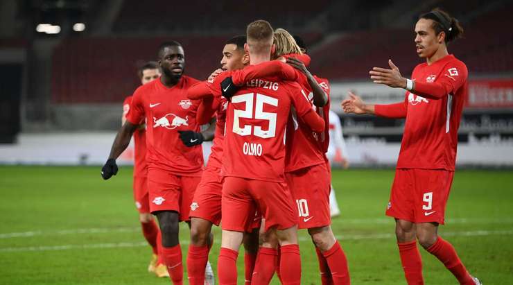 Vào! Dani Olmo (RB Leipzig) tung một cú sút một chạm trong vòng cấm và đánh bại thủ môn đối phương. Bóng đi chìm vào ngay giữa khung thành. 0:1.