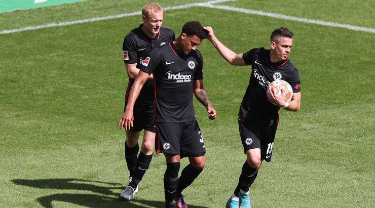 Vào! Tuta (Eintracht Frankfurt) đã có mặt đúng lúc đúng chỗ để lấy bóng bật ra trong vòng cấm, và anh ấy sút bóng đi chìm vào chính giữa mành lưới. Tỉ số là 1:1.