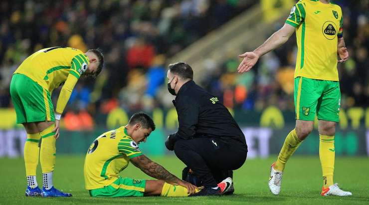 Trận đấu đang bị gián đoạn, Mathias Normann (Norwich) bị choáng sau cú va chạm và các nhân viên y tế phải vào sân.