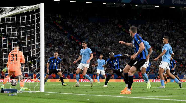 Cú đánh đầu cận thành của Romelu Lukaku (Inter) đi thẳng vào vị trí mà Santana De Moraes đang đứng, nhờ vậy thủ môn này đã có một pha bắt bóng an toàn!