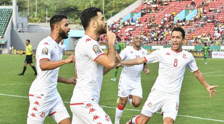 Vào! Hamza Mathlouthi (Tunisia) tung một cú sút một chạm trong vòng cấm và đánh bại thủ môn đối phương. Bóng đi vào góc thấp bên trái khung thành. 1:0.