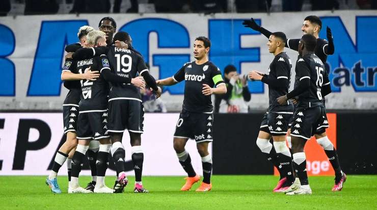 PHẢN LƯỚI NHÀ! Bóng từ quả đá phạt được treo vào phía trước cầu môn và Jordan Veretout (Marseille) đã rất đen đủi đánh đầu thẳng vào lưới nhà. 0:1.