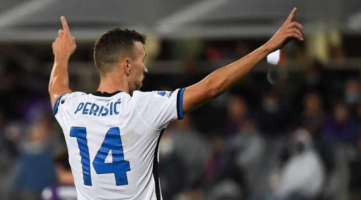 Nó đã đi vào lưới! Roberto Gagliardini tung một đường chuyền đến Ivan Perisic (Inter), và anh ấy dễ dàng đưa bóng vào lưới trống. Tỉ số là 1:3.