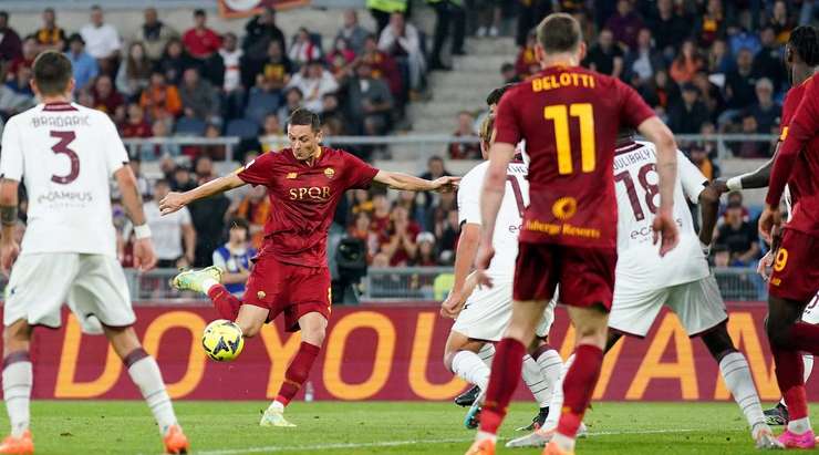 Vào! Nemanja Matic (AS Roma) đã có mặt đúng lúc đúng chỗ để lấy bóng bật ra trong vòng cấm, và anh ấy sút bóng đi chìm vào phía trong cột dọc bên phải. Tỉ số là 2:2.