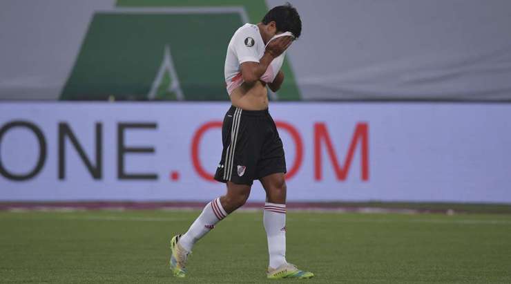 Robert Rojas (River Plate) có một pha phạm lỗi tồi và nhận chiếc thẻ vàng thứ hai và điều đó có nghĩa là anh ấy bị đuổi.
