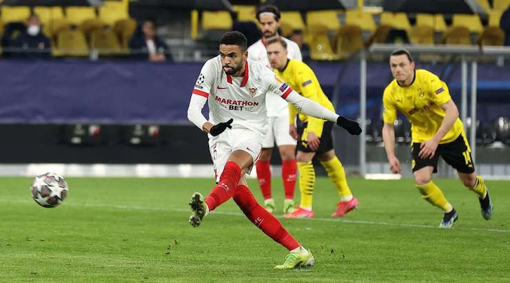 Youssef En Nesyri (Sevilla) không cho thủ môn một cơ hội nào để cản phá quả penalty. Cú sút của anh đi sượt xà ngang vào nóc lưới. Marwin Hitz đã không thể chạm được tay vào bóng.