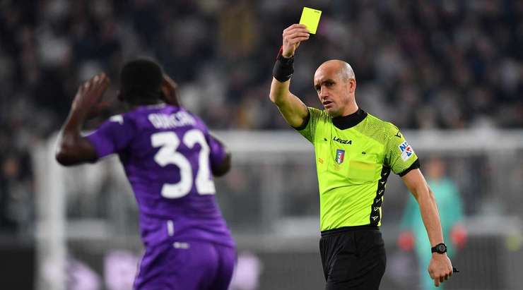Không một chút do dự, trọng tài rút thẻ vàng cho pha phạm lỗi của Alfred Duncan (Fiorentina).