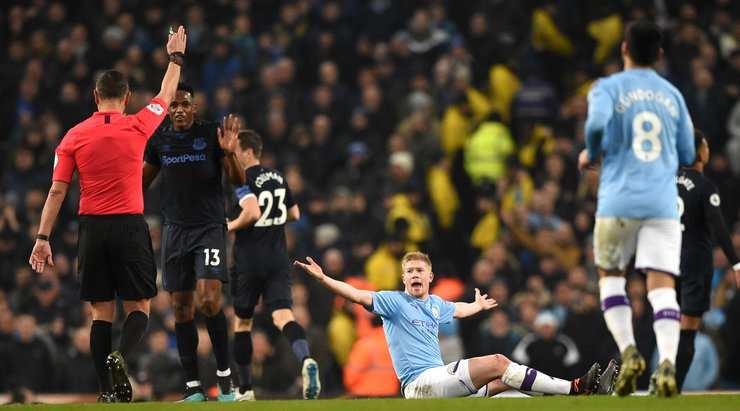 Andre Marriner rút thẻ vàng cho Yerry Mina (Everton) vì pha phạm lỗi rõ ràng của anh ấy.
