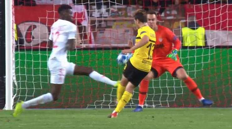 Vào! Raphael Guerreiro (Dortmund) nhận một đường chuyền ngắn rất vừa tầm từ Alcacer Paco ở một vị trí bên trong vòng cấm, anh lách người và tung một cú sút không thể cản phá vào góc phải khung thành. Tỉ số là 0:2.