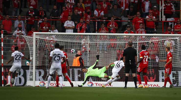 Vào rồi! Ruben Vargas (Augsburg) nâng tỉ số lên 0:1 bằng cú đánh đầu từ cự ly gần ghim quả bóng vào góc trái khung thành sau đường căng ngang kiến tạo của Raphael Framberger.