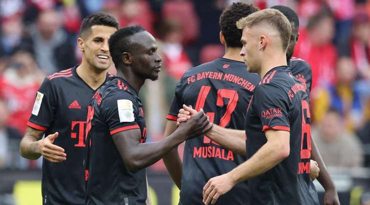 Nó đã đi vào lưới! Joao Cancelo chuyền bóng dọn cỗ cho Sadio Mane (Bayern Munich), người có một pha dứt điểm dễ dàng với một cú đánh đầu vào lưới trống. Tỉ số là – 0:1.