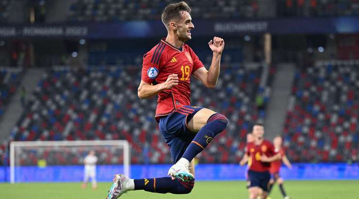 Aimar Oroz (Tây Ban Nha) khống chế bóng gọn gàng từ một đường chuyền sắc sảo tại rìa vòng cấm và tung cú sút căng vào vào góc thấp bên phải khung thành, theo một phong cách đã thành thương hiệu của anh.