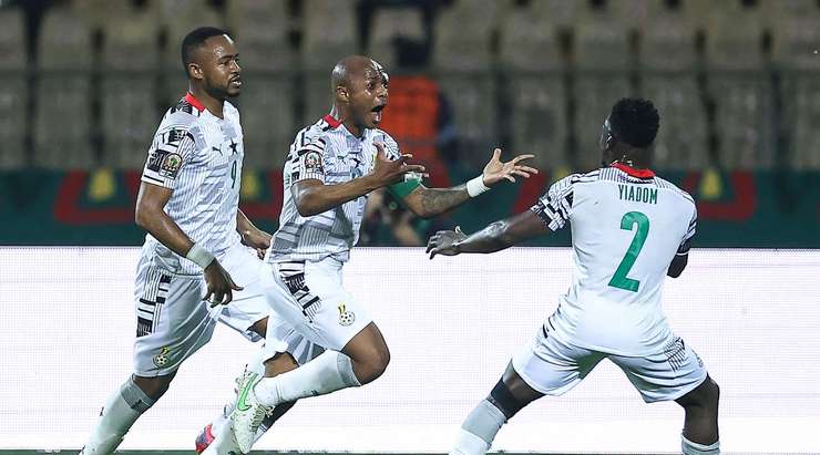 Vào! Tình huống phối hợp nhịp nhàng ở ngoài rìa vòng cấm với Thomas Partey mở ra cho Andre Ayew (Ghana) một cơ hội ghi bàn mười mươi. Anh không làm đồng đội thất vọng khi đánh bại thủ môn đối phương với một cú sút đi thẳng vào góc thấp bên trái khung thành. Tỉ số là 0:1.