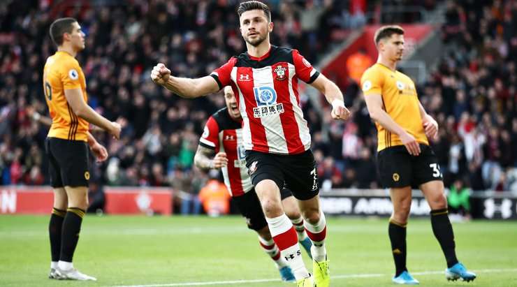 Đó là một bàn thắng! Tỉ số được nâng lên 2:0. Shane Long (Southampton) nhảy lên cao nhất để đón quả tạt hoàn hảo từ Cedric Soares và tung một cú đánh đầu từ cự li gần vào góc trái phía dưới. Thủ môn Rui Patricio đã hoàn toàn bó tay.