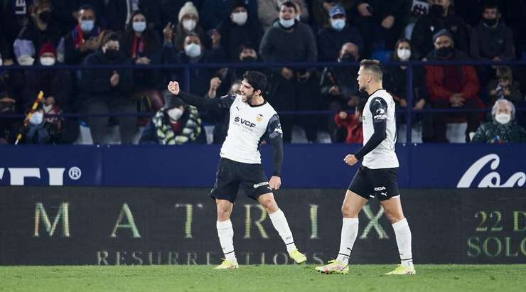 Goncalo Guedes (Valencia) ghi bàn! Anh ấy đón một đường chuyền của đồng đội và tung một cú sút hoàn hảo từ rìa vòng cấm, đi vào phía trong cột dọc bên phải khung thành, vượt quá tầm với của thủ môn.