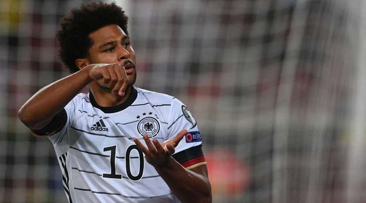Một bàn thắng đồng đội tuyệt vời! Serge Gnabry (Đức) được giải thoát trong vòng cấm bởi Leon Goretzka và không mắc một sai lầm nào với một pha dứt điểm tốt vào góc trái phía trên. 1:0.