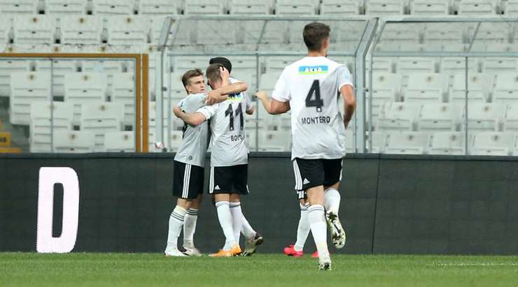 Vào! Necip Uysal chuyền cho Guven Yalcin (Besiktas) với một quả tạt hoàn hảo, người không gặp khó khăn để đánh đầu vào lưới trống. Tỉ số là 1:0.