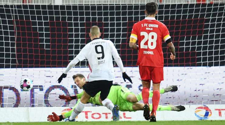 Vào! Bas Dost (Eintracht Frankfurt) dứt điểm từ cự li gần với một cú sút dễ dàng và anh ấy thay đổi tỉ số thành 2:3. Kiến tạo bởi Daichi Kamada.