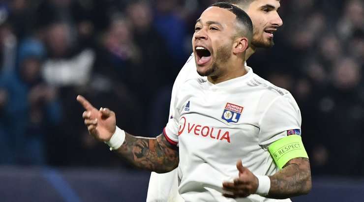 Vào! Memphis Depay (Lyon) đã có mặt đúng lúc đúng chỗ để lấy bóng bật ra trong vòng cấm, và anh ấy sút bóng đi chìm vào phía trong cột dọc bên trái. Tỉ số là 2:2.