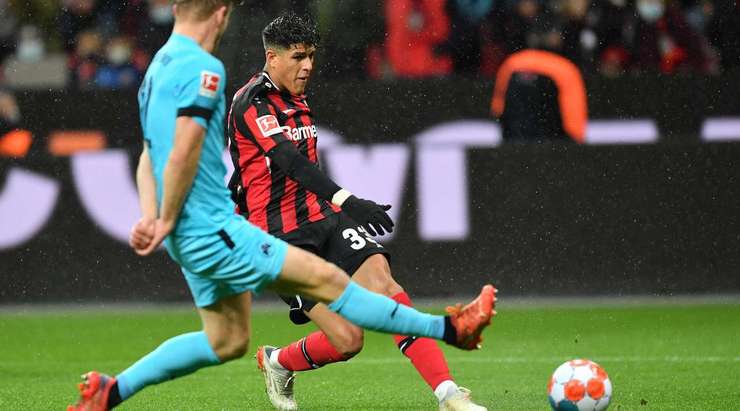Vào! Patrik Schick kiến tạo cho Piero Hincapie (Bayer Leverkusen) một đường chuyền tốt trong vòng cấm. Nó cho phép anh ấy dứt điểm với một cú sút chuẩn xác vào góc phải phía dưới. 3:1.