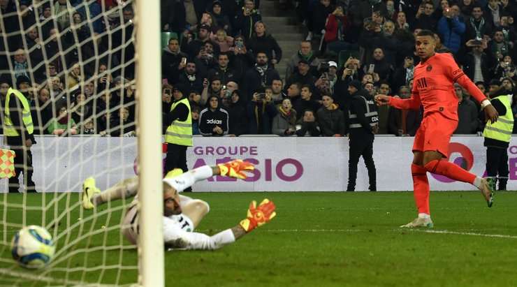Kylian Mbappe (Paris SG) kết thúc nỗ lực đi bóng đẹp mắt của mình với một cú sút xuất sắc từ trong vòng cấm. Bóng đi vào góc thấp bên trái khung thành và Stephane Ruffier chỉ có thể vào lưới nhặt bóng. Tỉ số là 0:4.