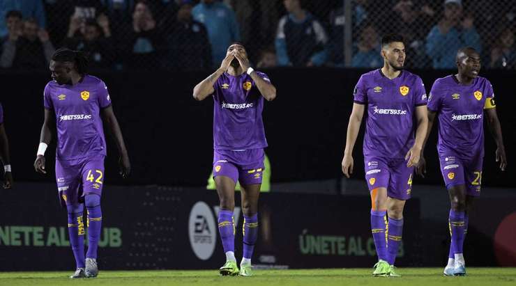 Vào - 2:2! Aubrey David chuyền bóng như đặt cho Luis David Canga Sanchez (Aucas), người có một cú sút từ cự ly gần vào nóc lưới, đánh bại thủ môn.