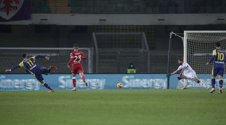 Kevin Lasagna (Verona) nhận đường chuyền từ đồng đội và anh không hề do dự tung một cú sút chìm không thể cản phá vào góc thấp bên trái khung thành.