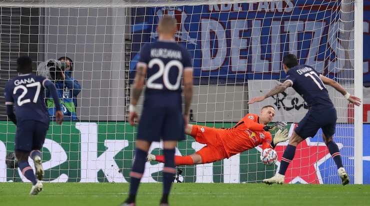 Angel Di Maria (Paris SG) bỏ lỡ một cơ hội ngon ăn để ghi bàn! Anh ấy sút phạt đền vào bên phải khung thành, nhưng nó không đủ để đánh bại Peter Gulacsi người dễ dàng ngăn chặn pha dứt điểm.