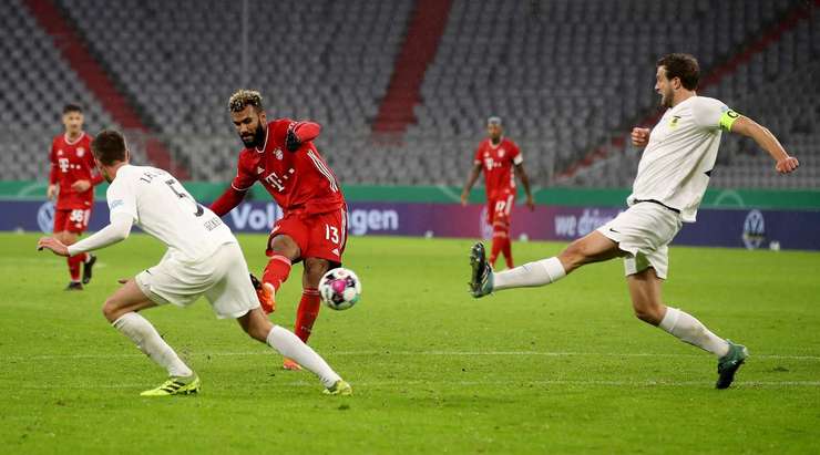Một tuyệt phẩm ngay ngoài vòng cấm! Maxim Choupo-Moting (Bayern Munich) sút bóng với một tốc độ và lực sút kinh hoàng vào phía trong cột dọc bên trái.
