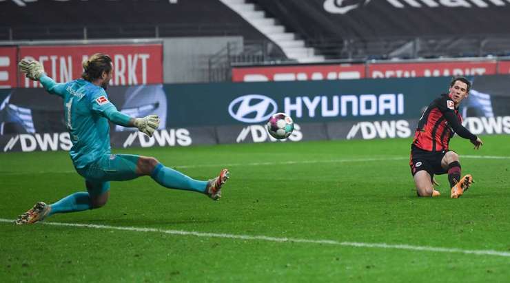 Erik Durm (Eintracht Frankfurt) dắt bóng về phía thủ môn đối phương và tung một cú sút từ cự li gần, nhưng Ralf Fahrmann đã đoán được ý đồ và có một pha cứu thua xuất sắc để cản phá cú sút của anh về phía bên trái khung thành. Bây giờ là Eintracht Frankfurt với một quả phạt góc.