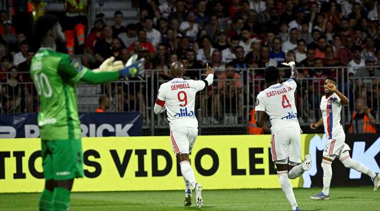 Bóng đã nằm trong lưới! Tete thực hiện một đường căng ngang từ quả đá phạt và Moussa Dembele (Lyon) bật cao đón bóng tại rìa vòng 5m50. Cú đánh đầu cận thành của cầu thủ này đi vào phía trong cột dọc bên trái và tỉ số đã thay đổi – 0:1.