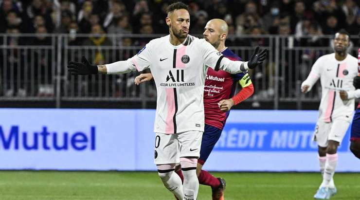 VÀO! Đó là một cú sút phạt đền hoàn hảo của Neymar (Paris SG) về phía bên trái khung thành, không có một chút cơ hội nào cho thủ môn Arthur Desmas để cản phá!