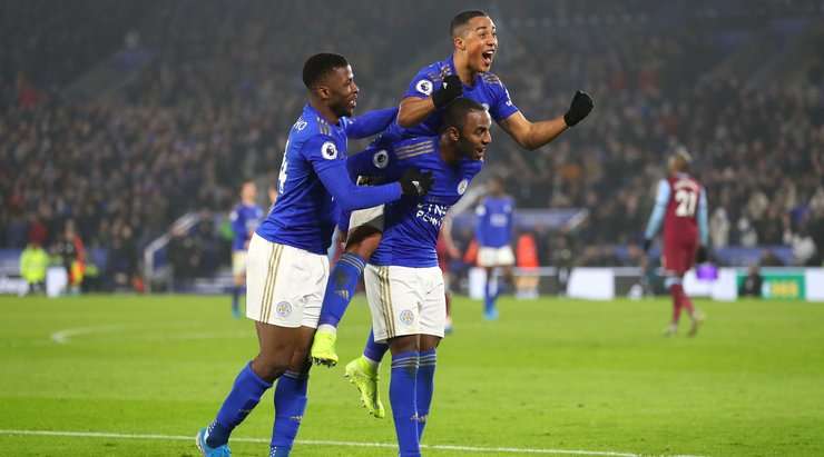 Vào! Harvey Barnes thực hiện một đường chuyền đến chân Ricardo Pereira (Leicester) và cầu thủ này tung một cú sút từ trong vòng cấm, đưa bóng vào phía trong cột dọc bên trái. Tỉ số là 2:0.