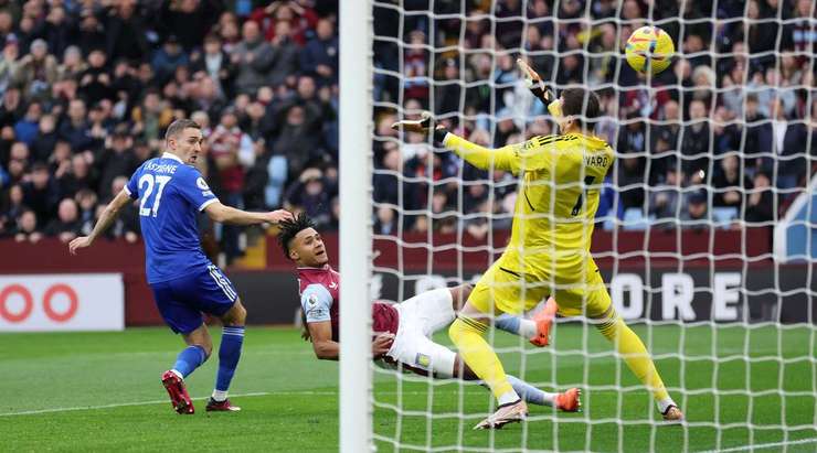 Vào! Ollie Watkins (Aston Villa) đã có mặt đúng lúc đúng chỗ để lấy bóng bật ra trong vòng cấm, và anh ấy sút bóng vào nóc lưới. Tỉ số là 1:0.