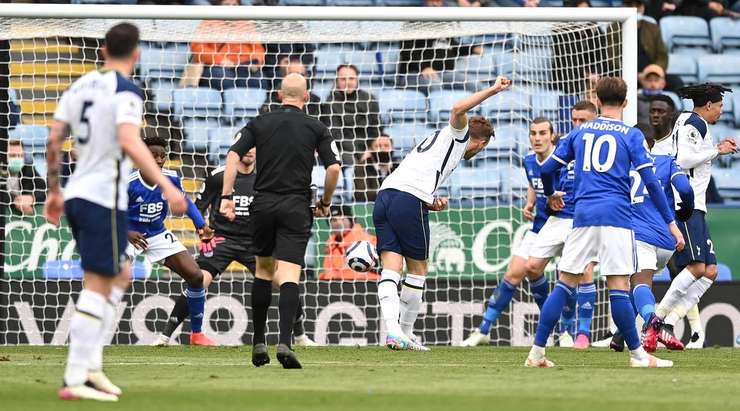 Một cú sút tuyệt vời! Harry Kane (Tottenham) thể hiện sự bình tĩnh tuyệt vời trong vòng cấm để tung một cú sút chìm một chạm vào ngay giữa khung thành. Tỉ số là 1:1.