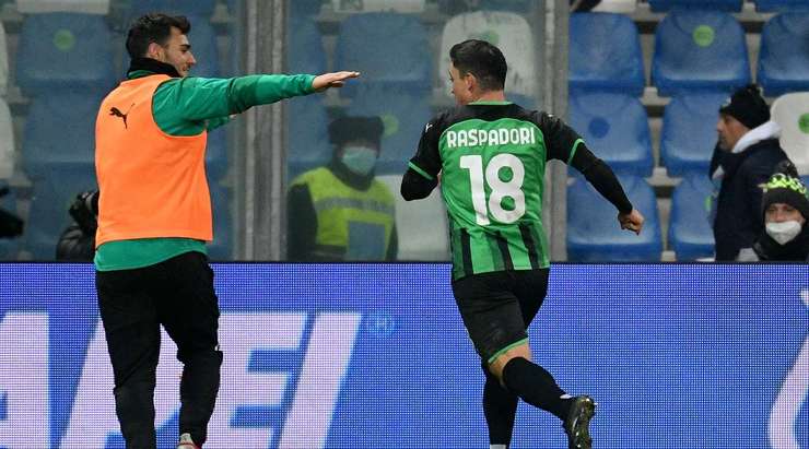 Giacomo Raspadori (Sassuolo) đã không do dự sút bóng ngay ngoài vòng cấm. Mặc dù cú sút không thực sự hiểm hóc, bóng đi chìm vào chính giữa khung thành, nhưng thủ môn đối phương vẫn để thủng lưới.