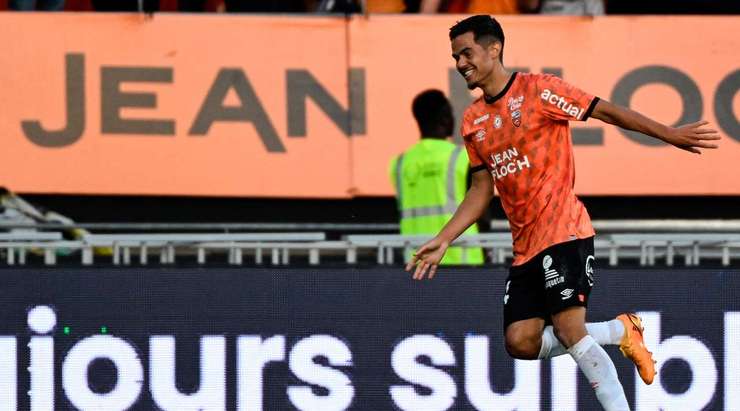Vào! Gedeon Kalulu chuyền bóng đến chân Romain Faivre (Lorient) và cầu thủ này tung một cú sút từ rìa vòng cấm. Bóng bị một cầu thủ khác làm đổi hướng, khiến thủ môn Matz Sels không kịp trở tay. Tỉ số là 2:0.