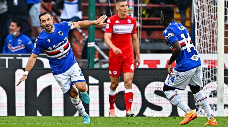 VÀO! Fabio Quagliarella (Sampdoria) nhận một đường chuyền và từ trong vòng cấm anh ấy lốp bóng qua Pietro Terracciano, người đã ra khỏi vạch vôi. Một pha dứt điểm tuyệt vời! 2:0.