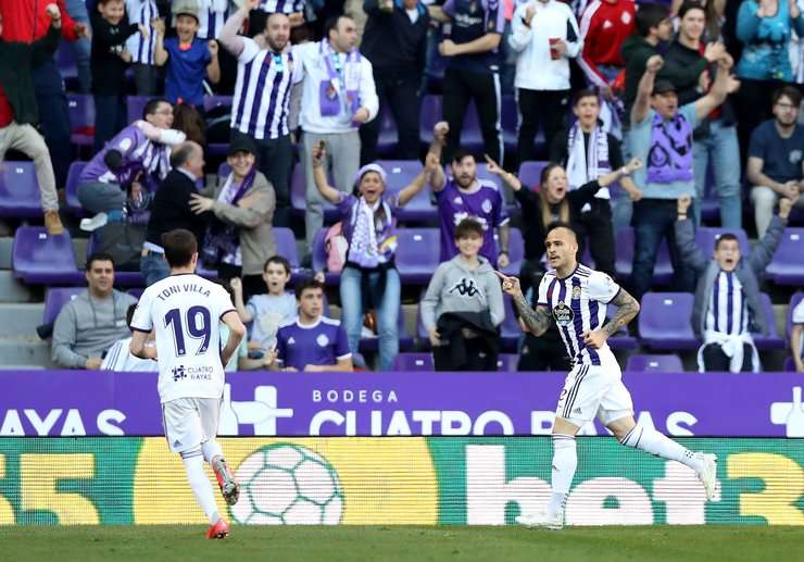 Vào! Sandro Ramirez (Valladolid) đã có mặt đúng lúc đúng chỗ để lấy bóng bật ra trong vòng cấm, và anh ấy sút bóng vào bên trái khung thành. Tỉ số là 1:0.