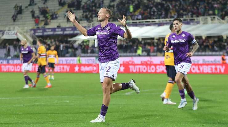 Một bàn thắng! Antonin Barak (Fiorentina) đột phá xuyên qua hàng phòng ngự đối phương và tung một cú sút vào phía trong cột dọc bên phải.