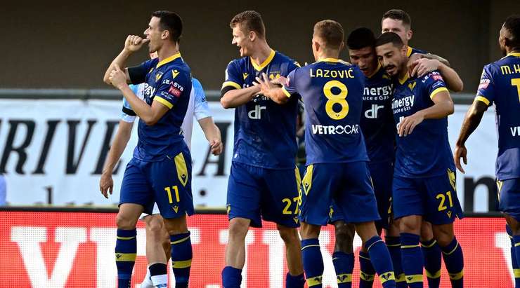 Vào! Quả phạt góc trước đó được treo vào vòng cấm và Kevin Lasagna (Verona) sút bóng vào lưới sau pha kiến tạo bằng đầu của Koray Gunter. 1:0.